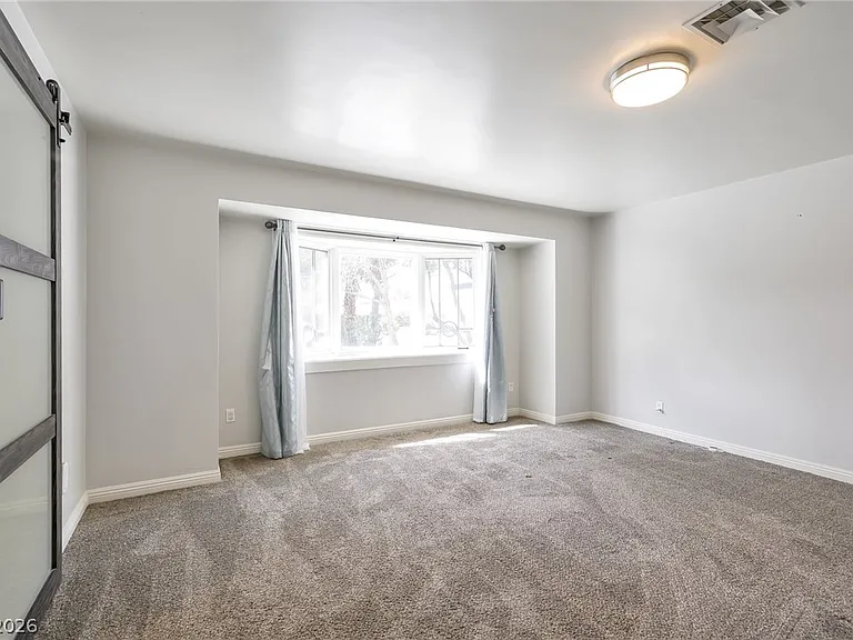 2324 Laurie Dr — Photo 10