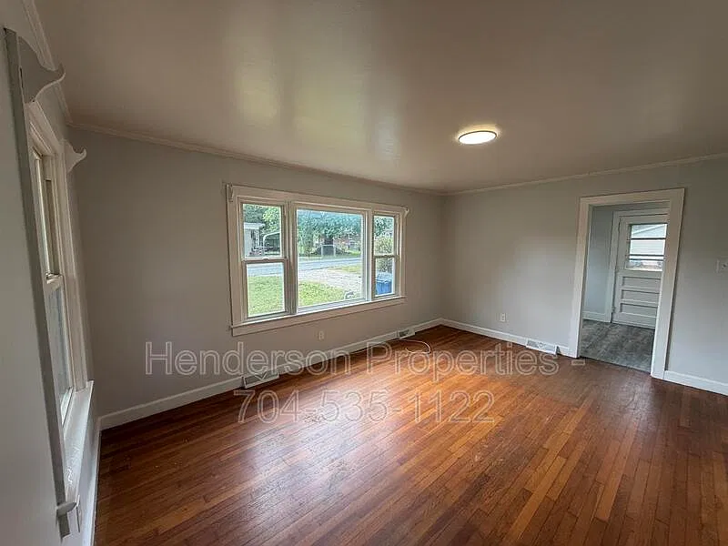 3 bed, 1.0 bath, 900 sqft, $1,350 — Photo 3