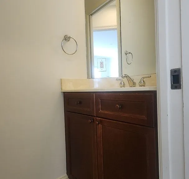 654 South Loop Pkwy — Photo 12