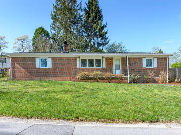 1207 Pinebrook Cir, Hendersonville, NC 28739