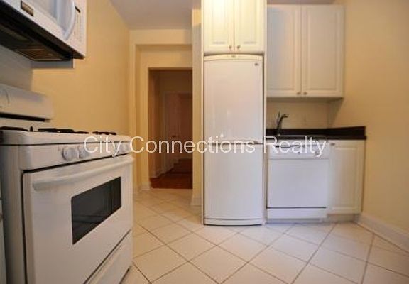 5th image of 110 Bennett Ave APT 1E