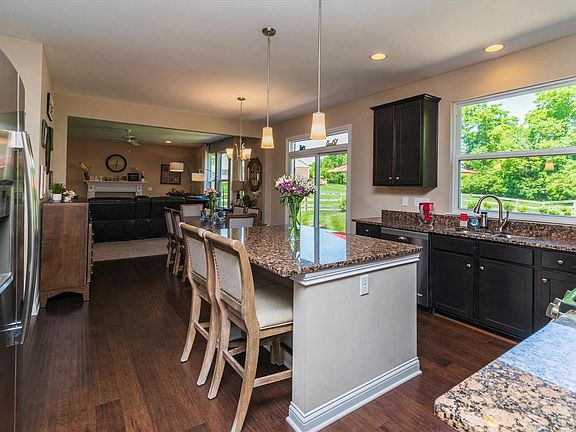 4th image of 541 Calumet Farms Dr