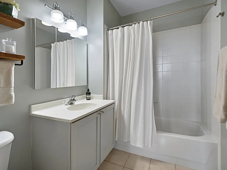645 N Kingsbury St #1403 — Photo 10
