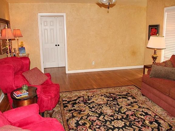 3rd image of 2404 Hawthorne Dr