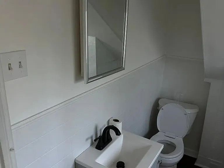 3 bed, 870 sqft, $900 — Photo 1