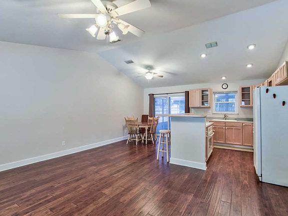 4th image of 141 Dawn Lauren Ln