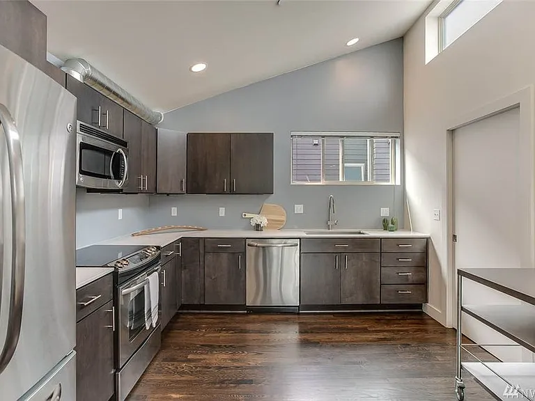 2405 Harbor Ave SW — Photo 3