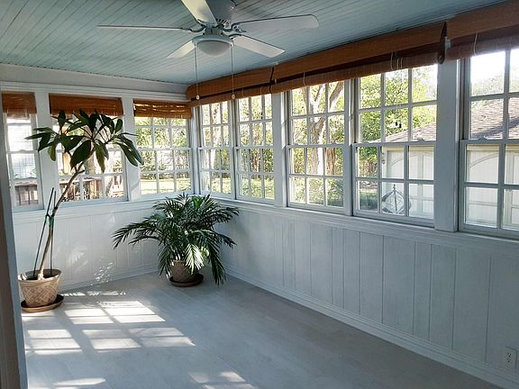 Also has bookshelves and wet bar.