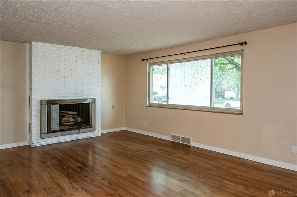 611 Winston Dr — Photo 3
