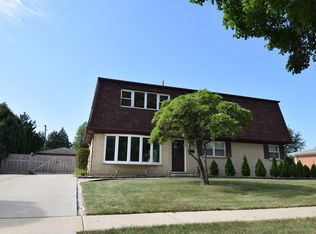 1721 W Rusty Dr, Mount Prospect, IL 60056