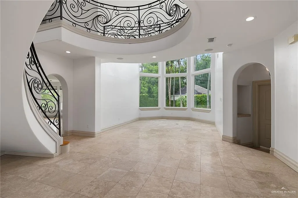 5 bed, 5.5 bath, 4486 sqft, $5,100 — Photo 4