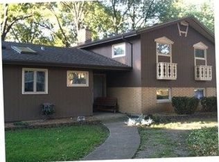 131 E Woodworth Pl, Roselle, IL 60172