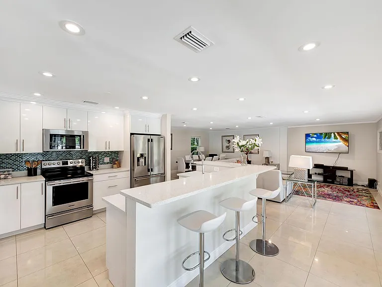 537 E Causeway Blvd — Photo 5