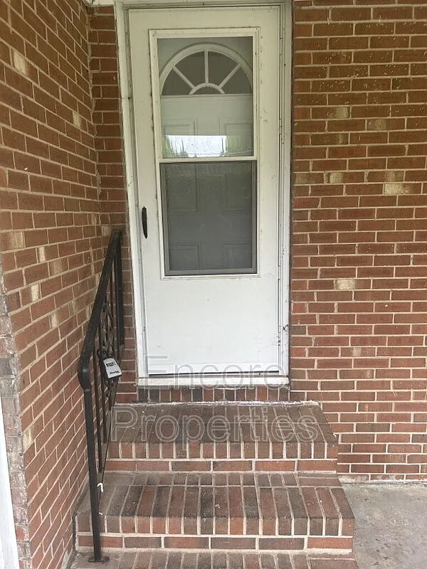 3 bed, 1.0 bath, 1100 sqft, $1,300 — Photo 2