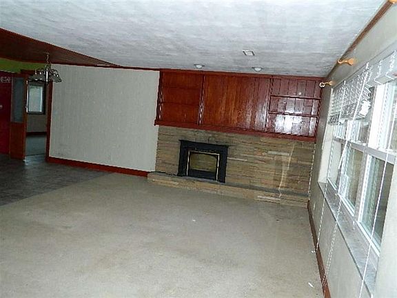 2nd image of 33 Shadybrook Dr