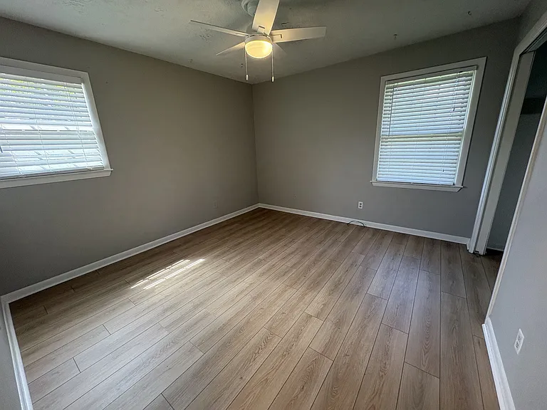 127 Holiday Ct — Photo 7