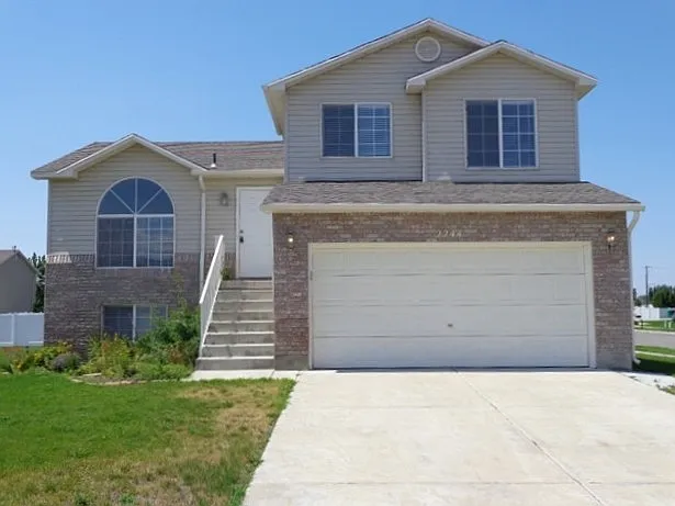 5 bed, 3.0 bath, 1722 sqft, $2,500 — Photo 1