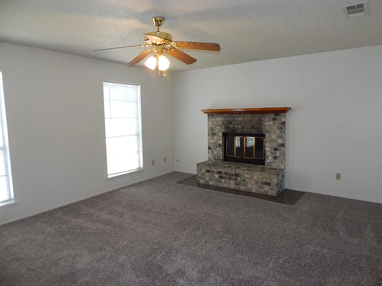 1613 Bobby Lee Killeen TX 76549

Living Area 17.75 X 13.75