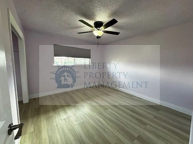 10757 N Armstrong Ave — Photo 10