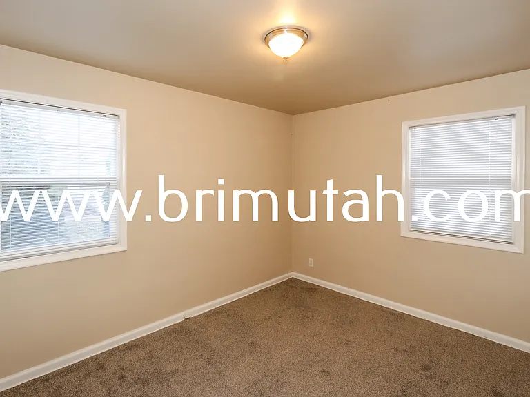 1105 E Laird Ave — Photo 9
