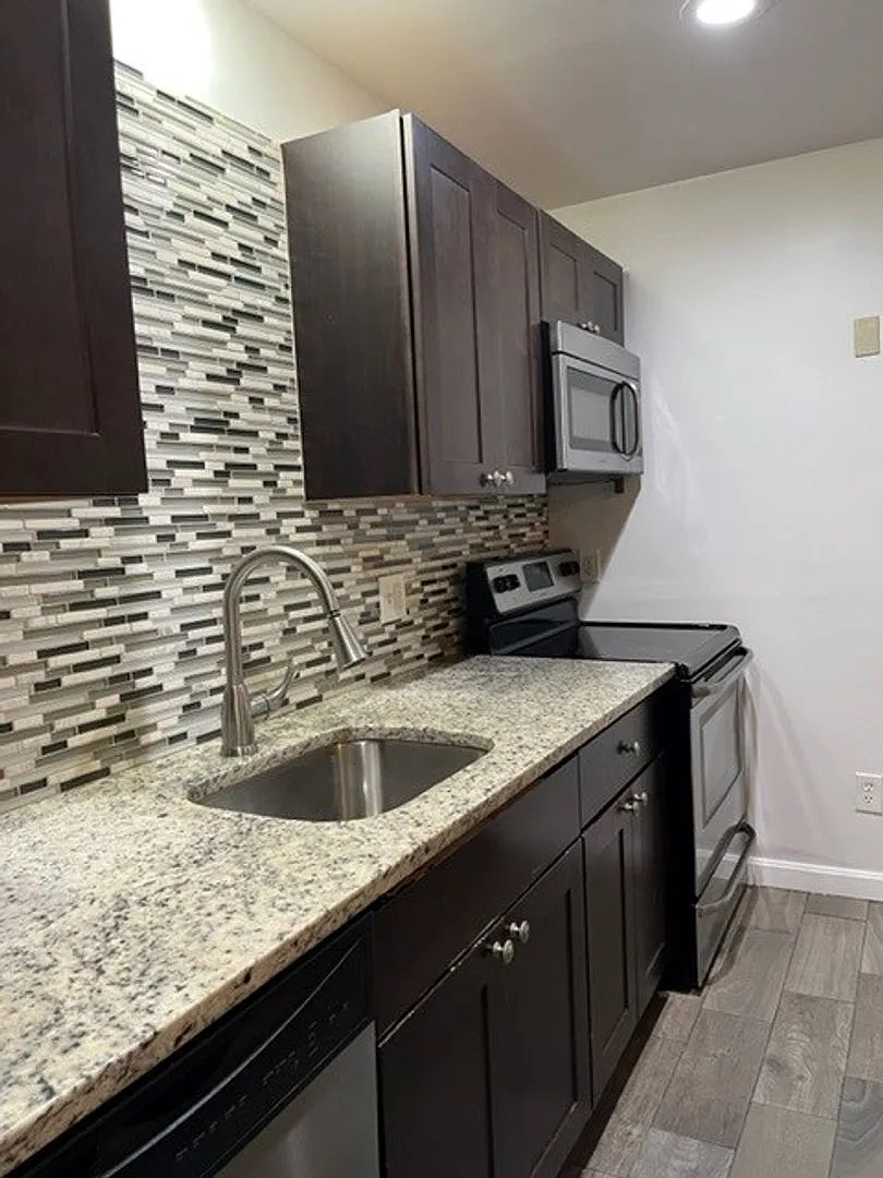 86 Sutton Street — Photo 3