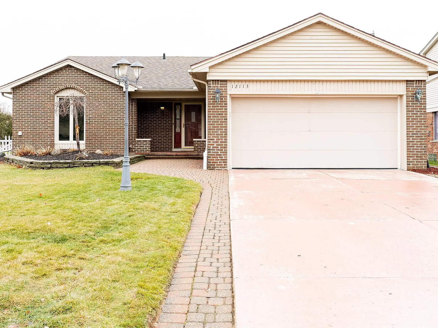 3 bed, 3.0 bath, 2745 sqft, $2,700 — Photo 1