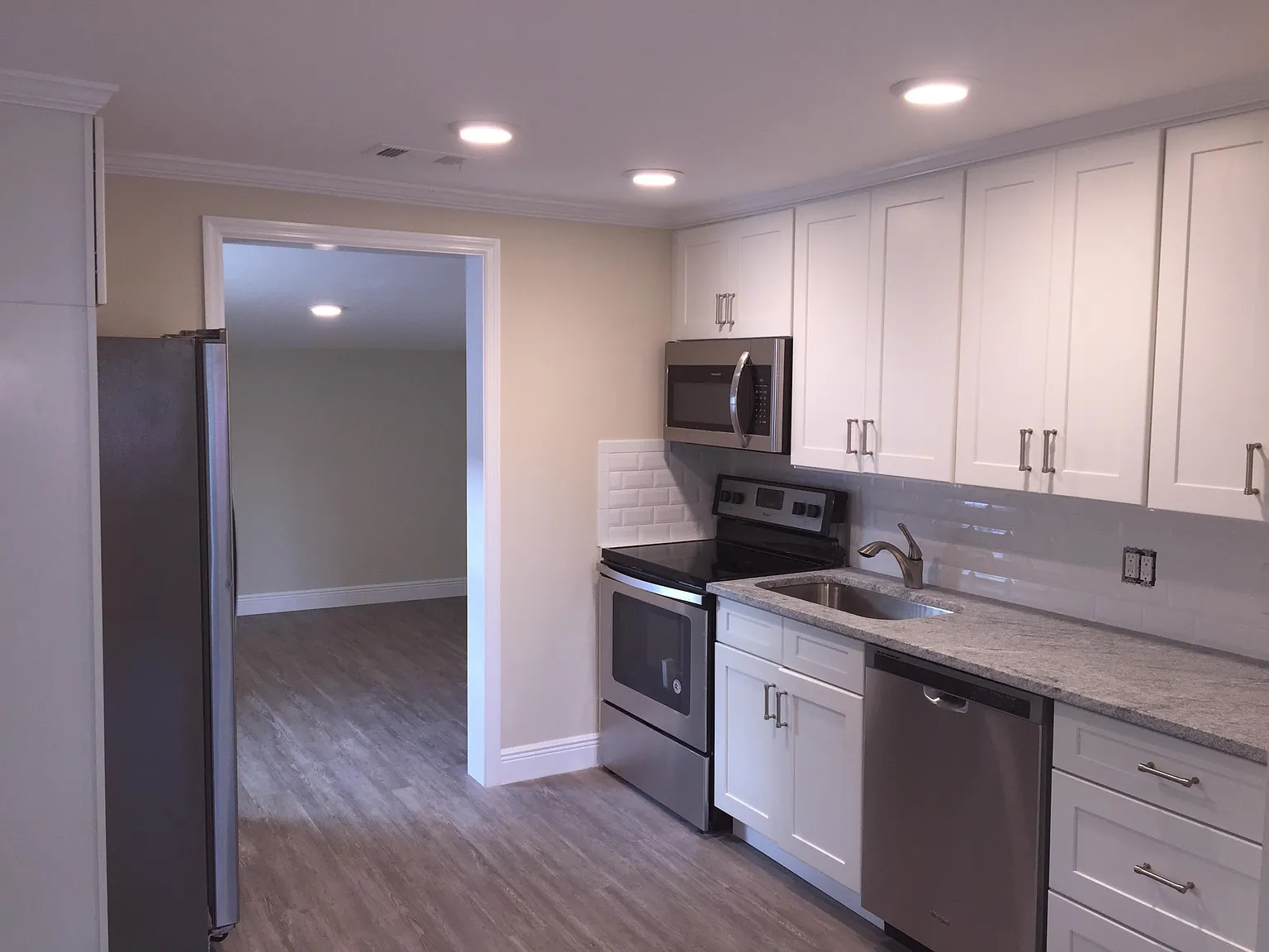 2 bed, 1.0 bath, 810 sqft, $1,900 — Photo 2
