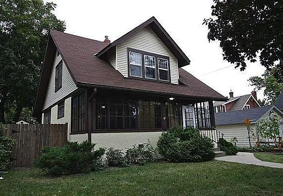 2nd image of 823 Hamline Ave N