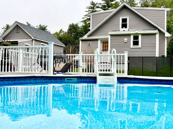 158 E Main Street, Hampstead, NH 03826-2431