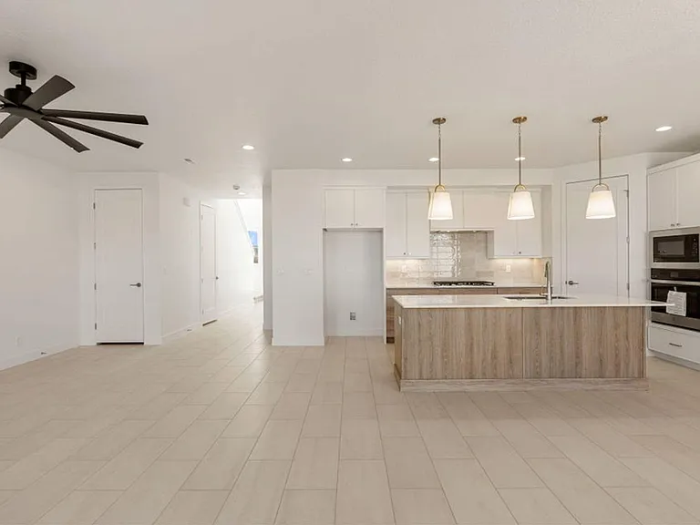 2433 Patricia Dr — Photo 12