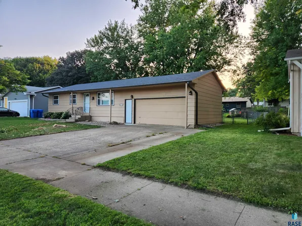 929 S Gardner Dr, Sioux Falls, SD 57103