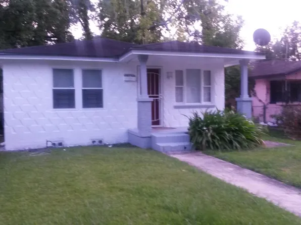 703 W 51st St, Savannah, GA 31405