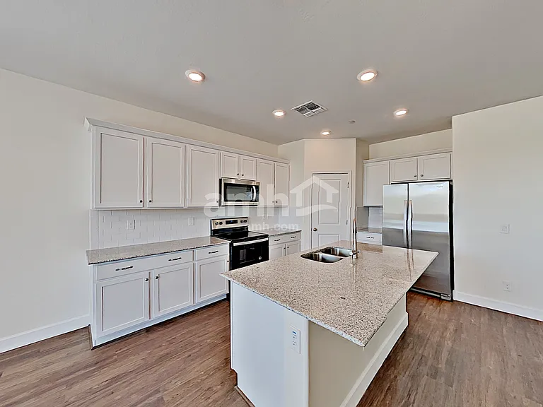 5925 W Columbine Dr — Photo 2