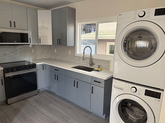 Kitchen w/ in-unit laundry machines