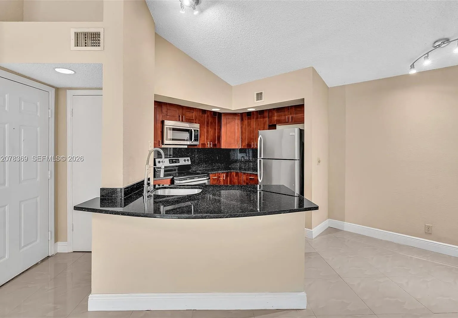 Coral Key Condo — Photo 3