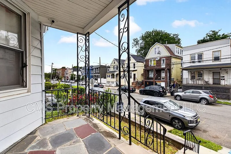 3 bed, 1.0 bath, $2,000 — Photo 4