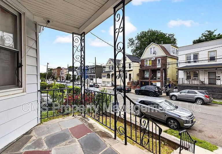 49 Welland Ave #2 — Photo 4