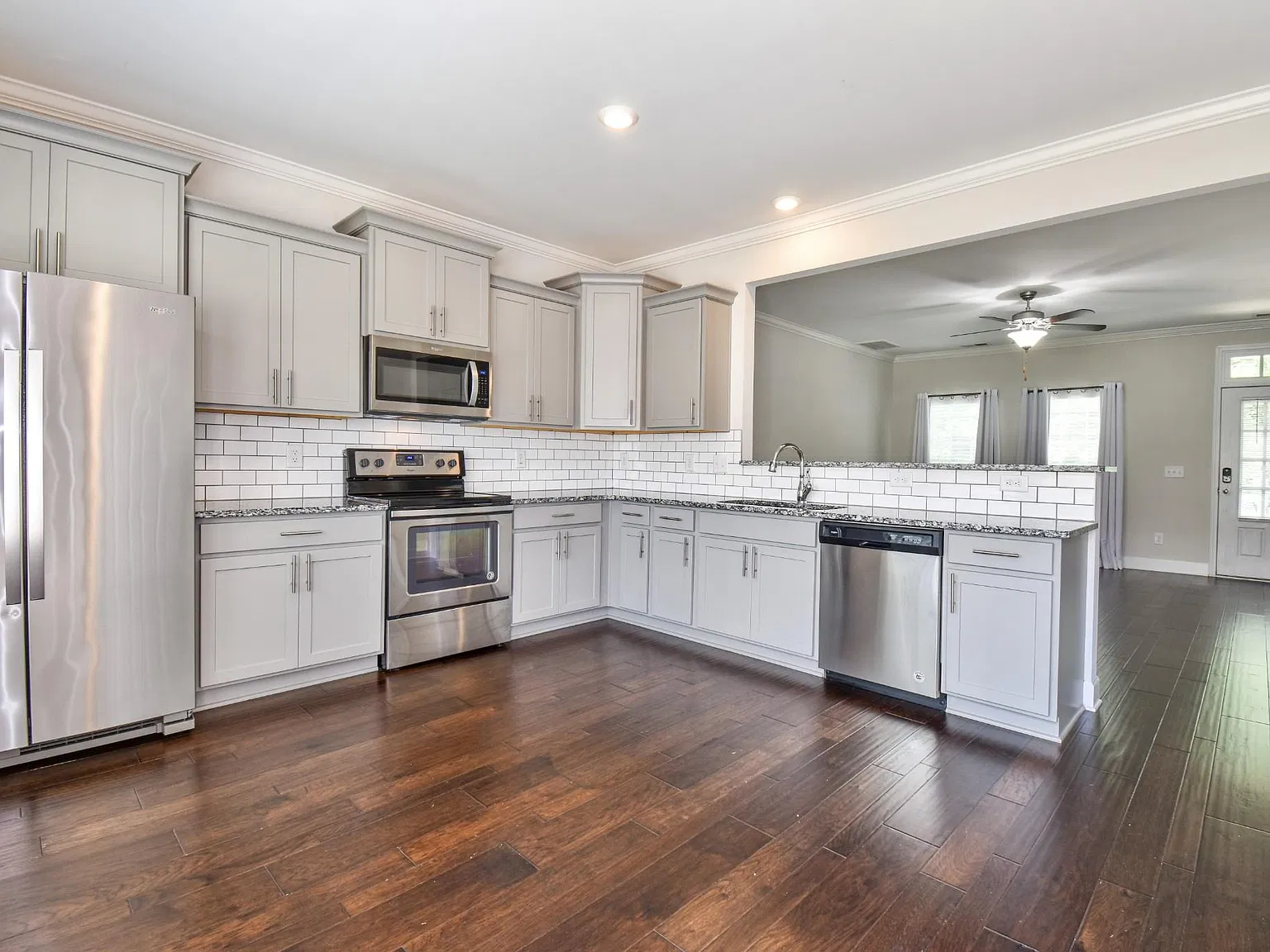 3 bed, 2.5 bath, 1320 sqft, $2,200 — Photo 2
