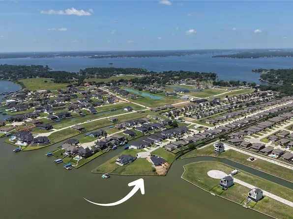 11000 N Lake Mist Ln, Willis, TX 77318
