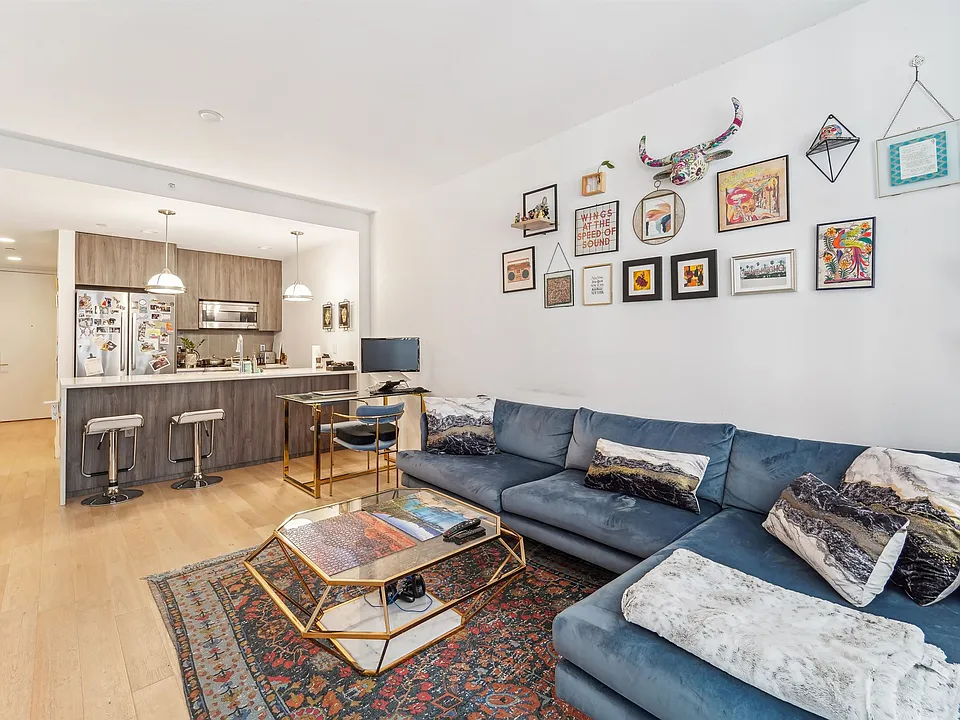 160 1st St #313