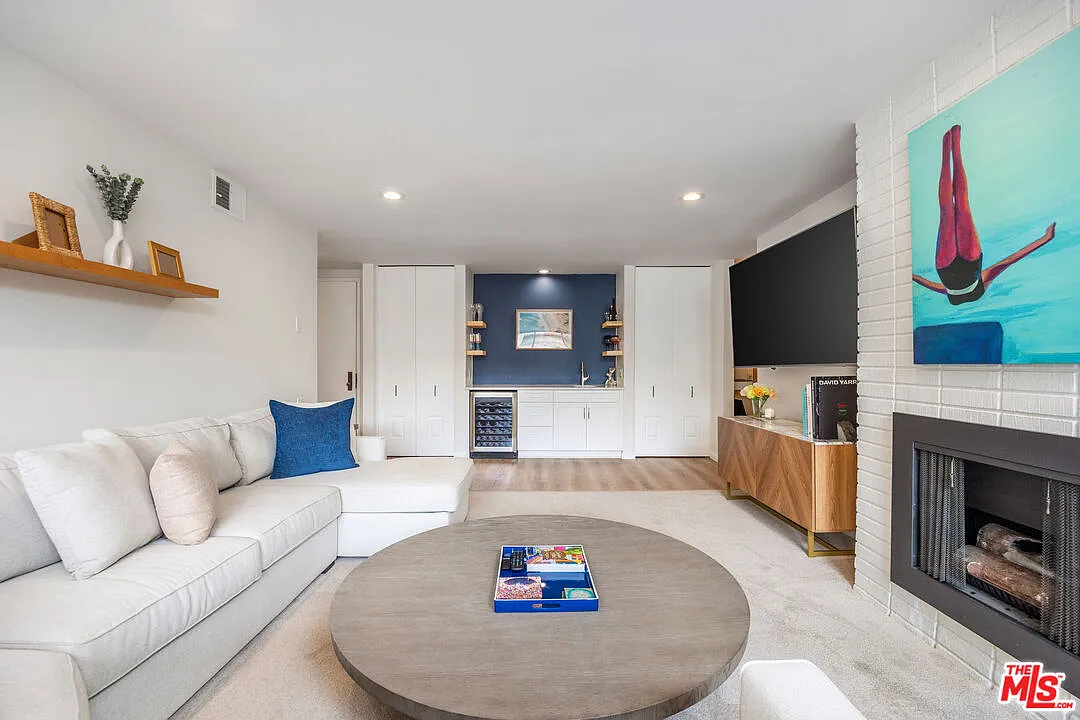 2 bed, 2.0 bath, 1362 sqft, $6,500 — Photo 4