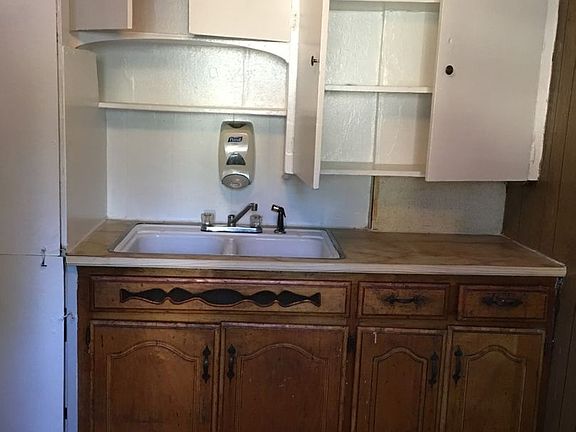 3rd image of 124 SE 38th St