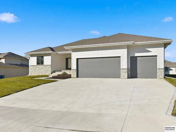 9808 Overland Trl, Papillion, NE 68046