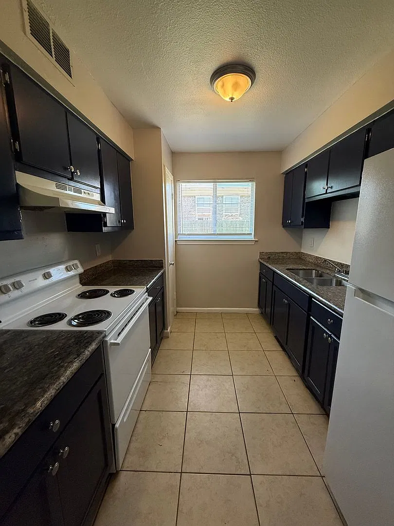 GM 2038 Jasper Ave — Photo 2