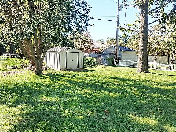 3rd image of 1433 McTavish Way