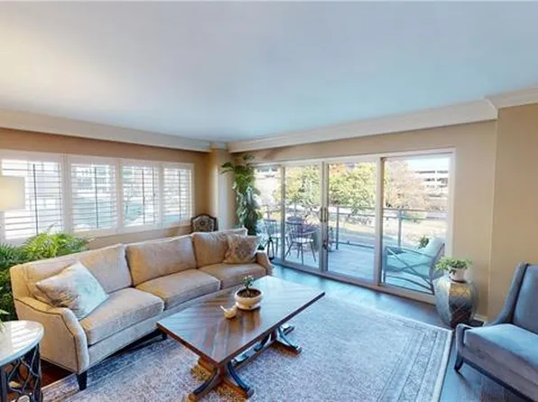 4740 Roanoke Pkwy APT 301, Kansas City, MO 64112