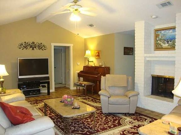 2nd image of 955 Monterrey Dr