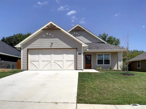 211 Clover Cir, Weatherford, TX 76086