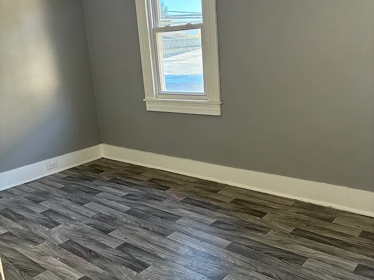 435 S Main Rd #R — Photo 6