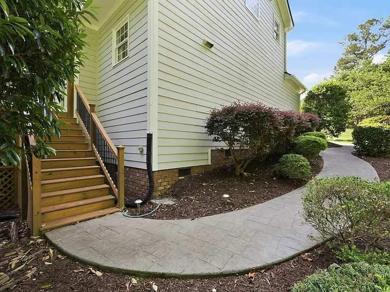 6 Bramerton Ct — Photo 33